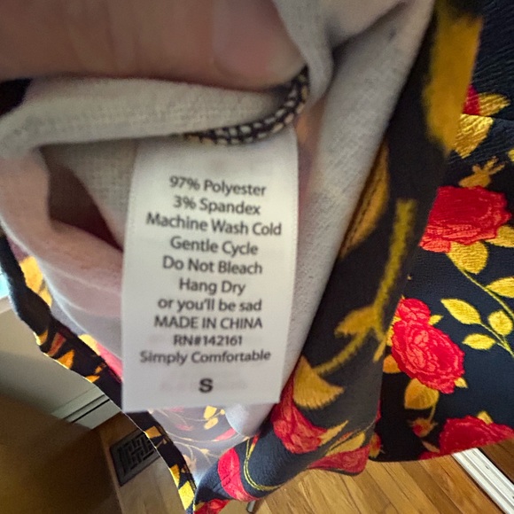 LuLaRoe, Cassie’s pencil skirt, size small, NWT, roses, black and red - Picture 5 of 6